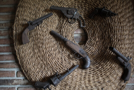 pistolas de la batalla del ebro, recostadas, revolver