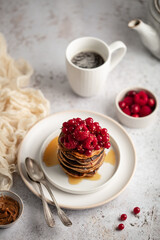 Pancakes avec sirop d'érable et framboises