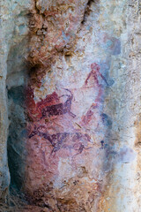 Pinturas rupestres de la península iberica, Cerca del pueblo de Perello.  - obrazy, fototapety, plakaty