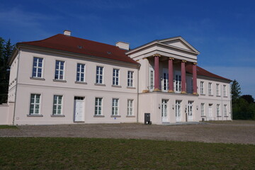 Fototapeta na wymiar Klassizistisches Kavaliershaus in Neustrelitz in Mecklenburg-Vorpommern in der Mecklenburgischen Seenplatte