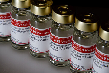 印象的なCOVID-19ワクチンのイメージ