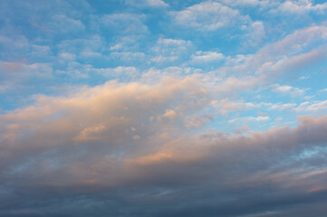 Obraz premium Clouds in the sky at sunset.