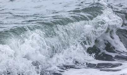 Naklejka premium Wave in the sea with splashing water.