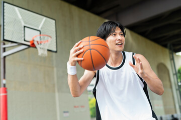 バスケットボールをする男性