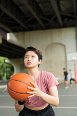 バスケットボールをする女性