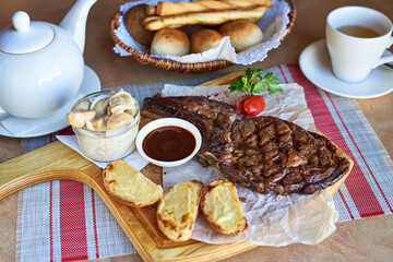steak with sauce bread and tomatoes
