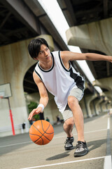 Naklejka premium バスケットボールをする男性