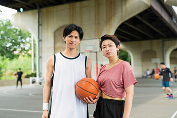 Fototapeta premium バスケットボールをする男女