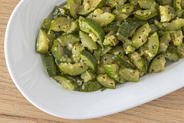 particolare piatto ovale con zucchine trifolate vista dall'alto