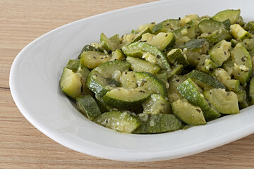 particolare piatto ovale con zucchine trifolate