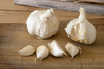 due teste di aglio bianco su tagliere altra vista