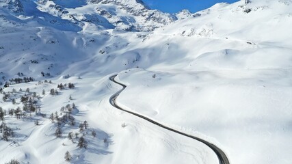 Passstrasse schl&auml;ngelt sich durch Schnee