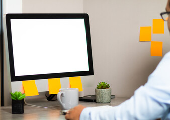 Hombre estudiante trabajando en computación. Empresario usando computador  en casa. Marketing en Internet, trabajo independiente, trabajo desde casa, aprendizaje en línea, estudio de concepto.