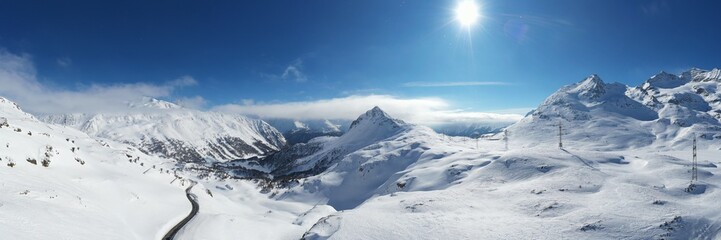 Fototapeta na wymiar Panorama des Berninapasses in der Schweiz mit Blick nach Italien