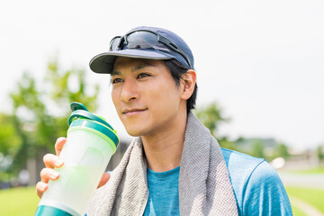 運動中に休憩する男性