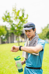 休憩中に時間を確認する男性