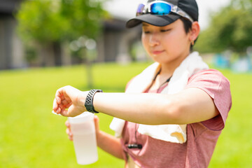 休憩中に時間を確認する女性