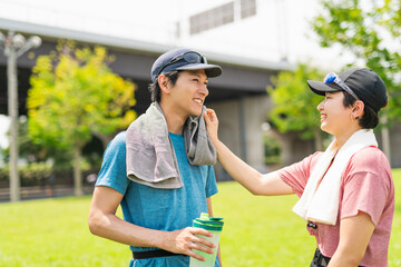 運動中に休憩する男女