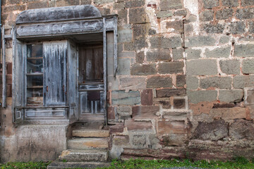 Mansac (Corrèze, France) - Ancienne devanture de magasin à l'abandon