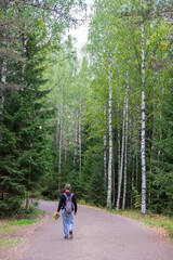 Obraz premium Senderista en un bosque de la isla de Mandrogi en Rusia