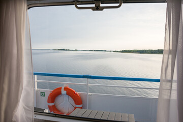 Vista del río Volga desde un barco de crucero en Rusia