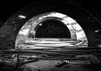 Pasillos en blanco y negro de una fábrica abandonada.