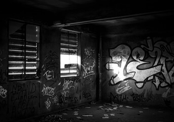Habitación abandonada de una fábrica en blanco y negro.