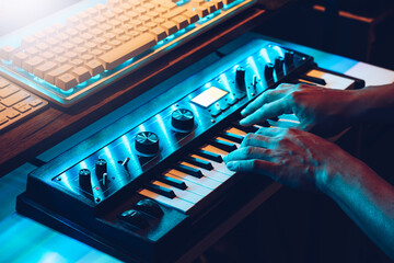 male musician hands playing on synthesizer keys. music concept - obrazy, fototapety, plakaty