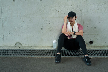 運動中に体調を崩した女性