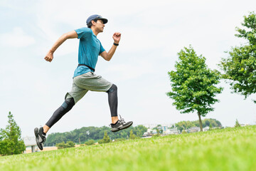 公園を走る男性