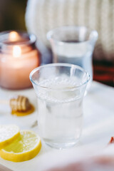 Verre transparent avec une infusion citron cannelle et miel, décoction pour la gorge - Tasses de thé dans une ambiance cozy à la maison