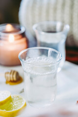 Verre transparent avec une infusion citron cannelle et miel, décoction pour la gorge - Tasses de thé dans une ambiance cozy à la maison