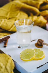 Verre transparent avec une infusion citron cannelle et miel, décoction pour la gorge - Tasses de...