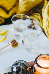 Verre transparent avec une infusion citron cannelle et miel, décoction pour la gorge - Tasses de thé dans une ambiance cozy à la maison