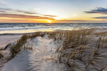 To the sea through the dunes of the sunset