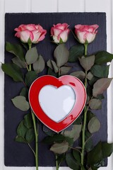 Serce ramka czerwone i trzy różowe róże