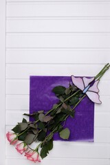 Róże różowe i różowy szklany motyl © Seance_Photo_Sylwia