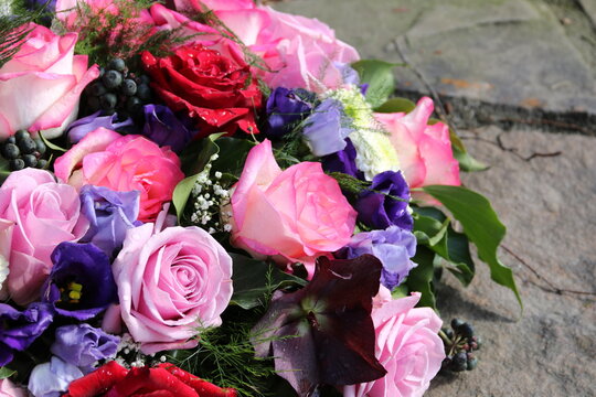 Bunte Blumen nach Beerdigung auf dem Friedhof