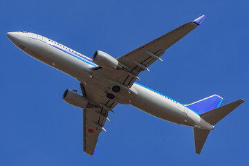 青空に飛び立つ飛行機