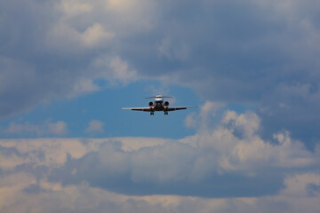雲を抜けた飛行機