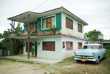 Maison et voiture typique à Chambas, Cuba