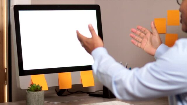 Hombre estudiante trabajando en computaci&oacute;n. Empresario usando laptop en casa. Marketing en Internet, trabajo independiente, trabajo desde casa, aprendizaje en l&iacute;nea. Educaci&oacute;n a distancia