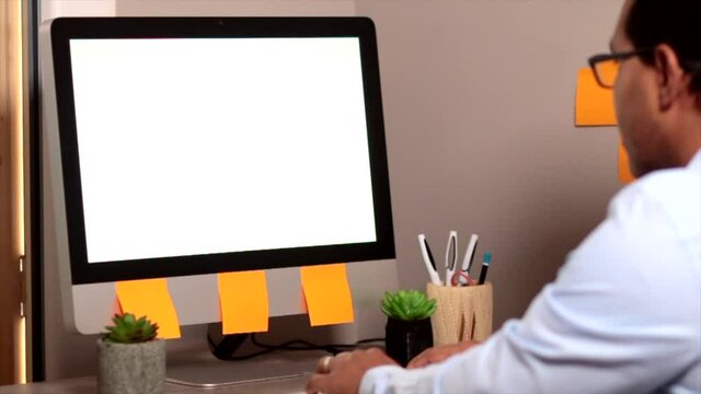 Hombre estudiante trabajando en computaci&oacute;n. Empresario usando laptop en casa. Marketing en Internet, trabajo independiente, trabajo desde casa, aprendizaje en l&iacute;nea. Educaci&oacute;n a distancia.