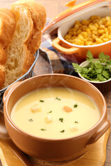 食卓のコーンポタージュとパン　縦構図