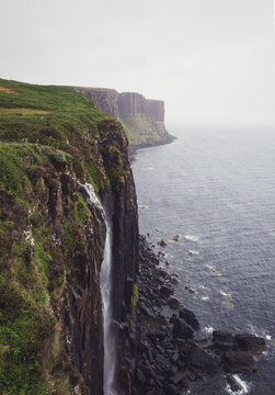 Cascata su scogliera di roccia nera sull'isola di Skye in Scozia