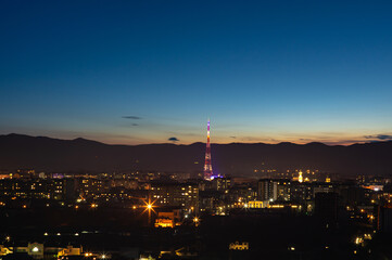 Naklejka premium TV tower in the Ukrainian city before dawn