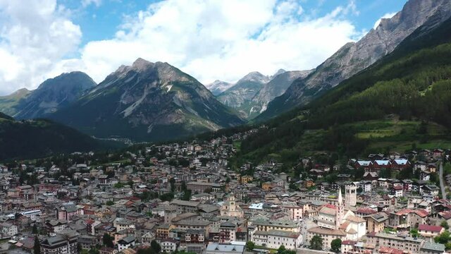 Bormio paese dal drone - Valtellina in estate