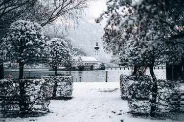 Schloss Ort am Traunsee mit Aussicht vom park.