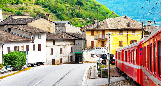 Berninabahn in Tirano, Italy, Rh&auml;tische Bahn, ber&uuml;hmter Panoramazug