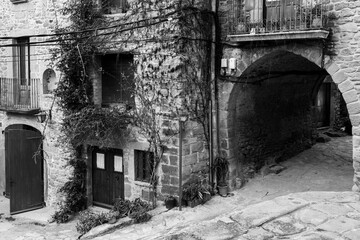 Paisajes y rincones del pequeño pueblo de Madremanya, en la comarca del Gironès, en el noreste de Catalunya